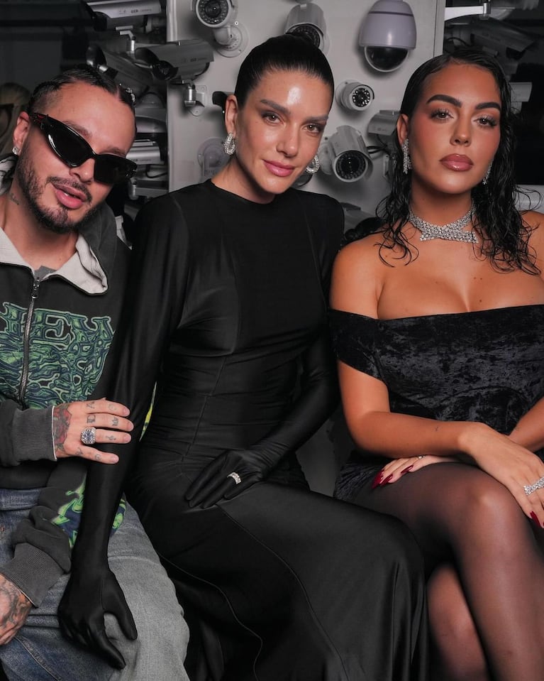 Georgina Rodríguez compartió primera fila con J Balvin y Valentina Ferrer. (Foto: Instagram/@georginagio)