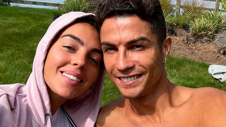Georgina Rodríguez lució su pancita de embarazada en la playa.