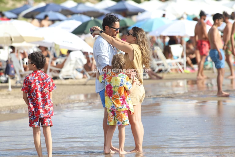 Germán Paoloski y Sabrina Garciarena con sus hijos en Punta del Este (Fotos: Ramiro Souto).