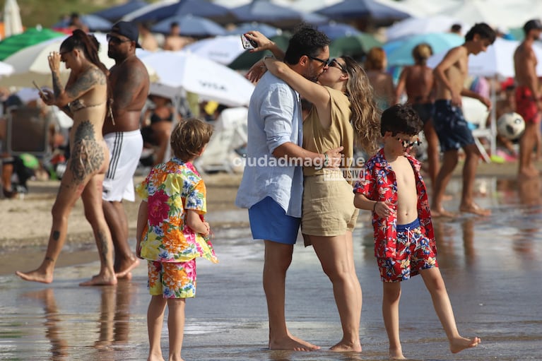 Germán Paoloski y Sabrina Garciarena con sus hijos en Punta del Este (Fotos: Ramiro Souto).