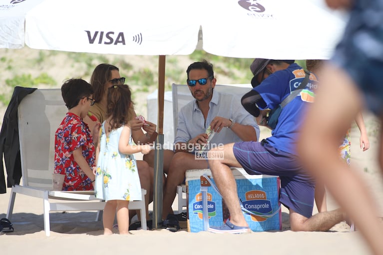 Germán Paoloski y Sabrina Garciarena con sus hijos en Punta del Este (Fotos: Ramiro Souto).