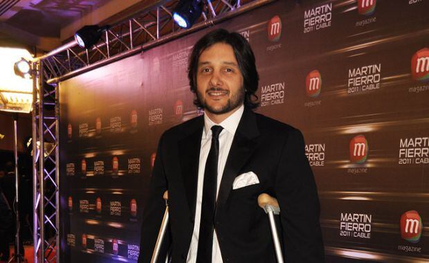 Germán Paosloski, black tie ¡y muletas! (Foto: Jennifer Rubio)