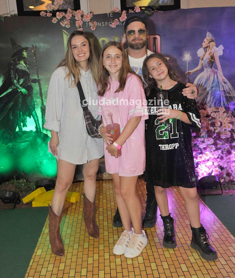 Germán Tripel, Flor Otero y sus hijos en el estreno de Wicked (Foto: Movilpress).