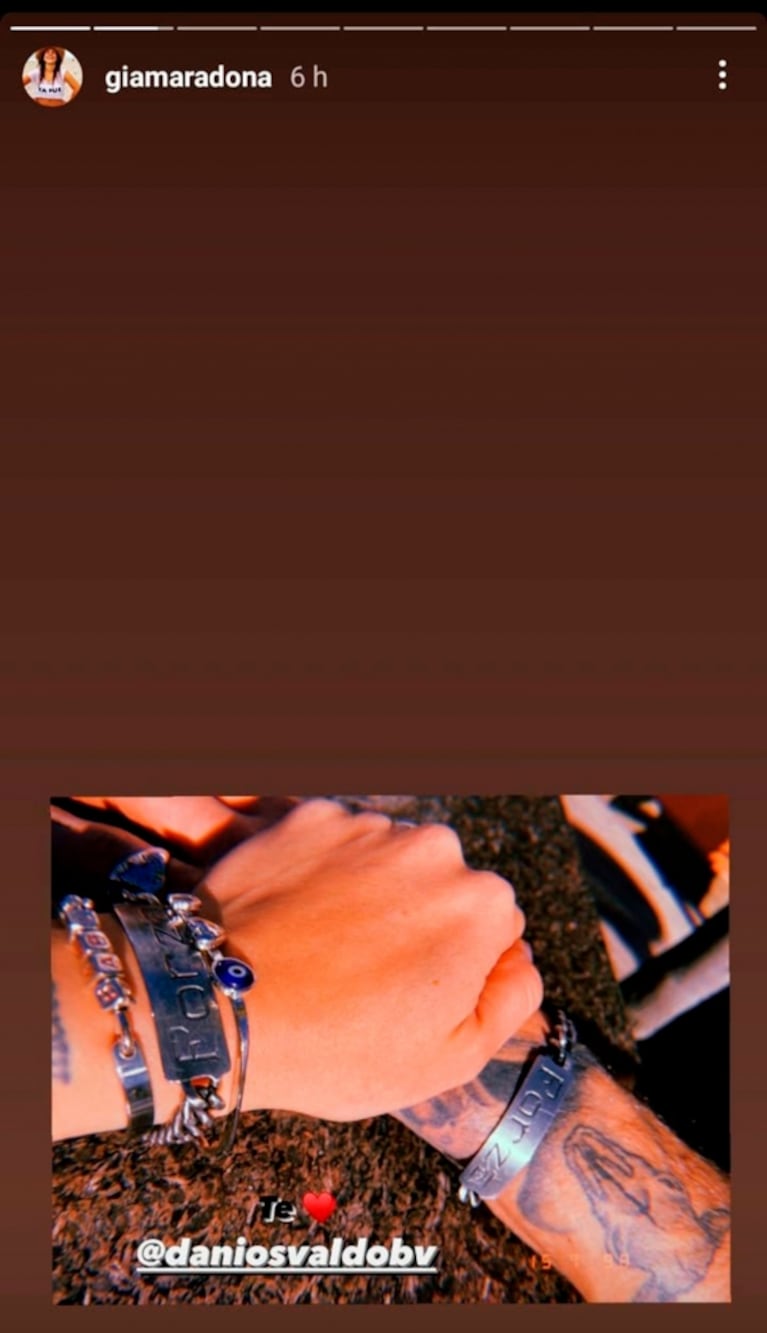 Gianinna Maradona, cada vez más enamorada de Daniel Osvaldo: foto romántica de la mano y con la misma pulsera