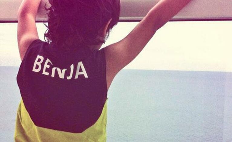 Gianinna publicó una fotografía de su hijo con una camiseta del equipo del Kun (Foto: Twitter). 