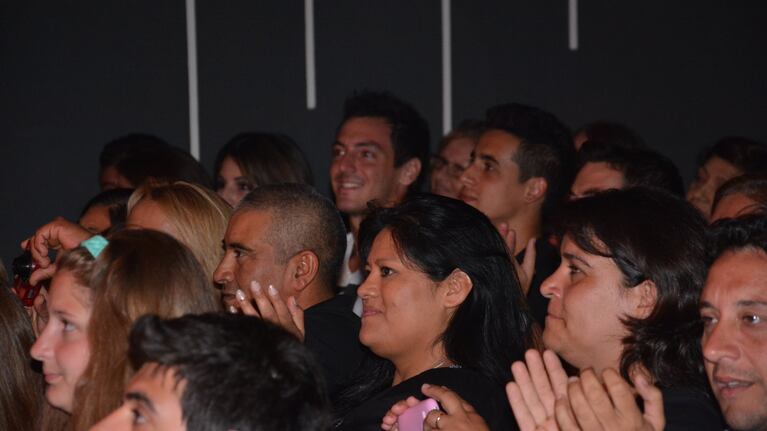 Giannina Maradona, junto a su novio, fue a ver a Dalma al teatro (Foto: Vito Callejón)