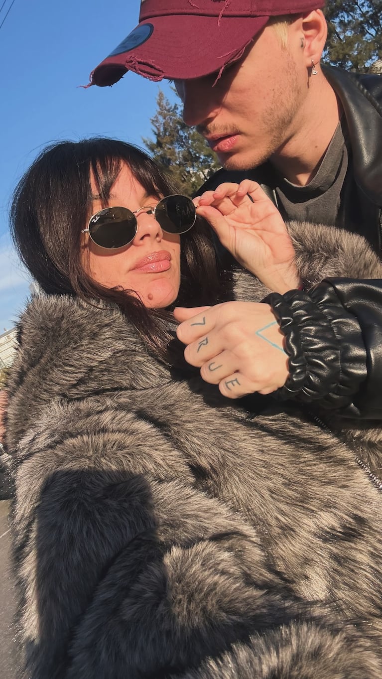 Gime Accardi con anteojos de sol, posnado junto a Seven Kayne.  Complicidad y moda en las redes.  Crédito Instagram
