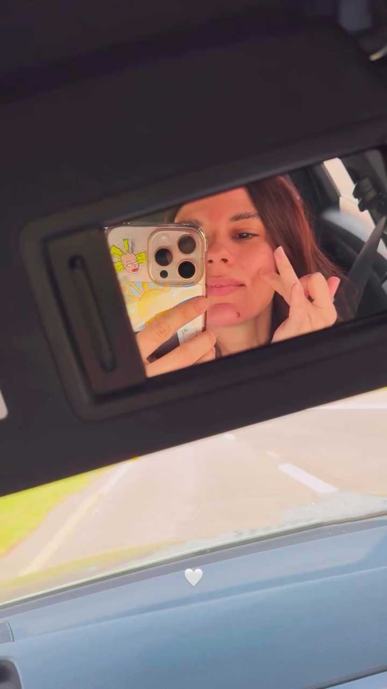 Gime Accardi viajando a Pinamar en el asiento del acompañante (Foto. Instagram @gimeaccardi)