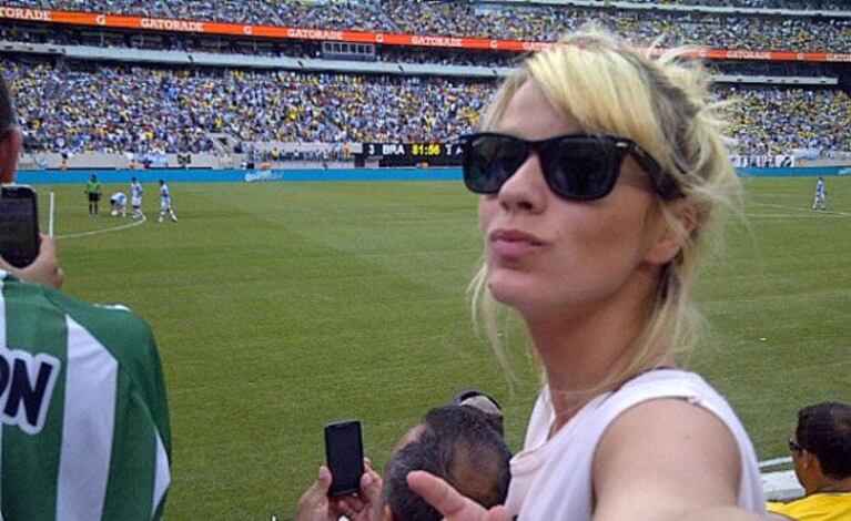 Gimena Accardi vio el partido en la cancha, junto a su novio Nico Vázquez. El que acomoda la pelota atrás es un tal Messi...  