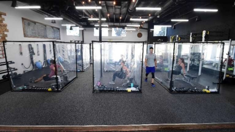 Gimnasio de California pone cabinas de plástico para cada cliente