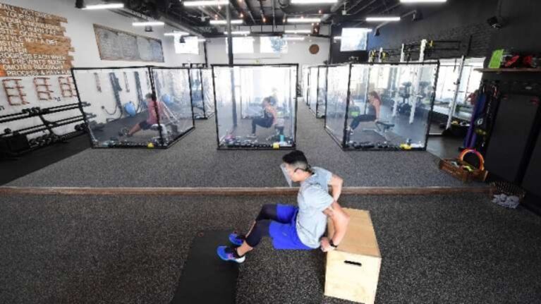 Gimnasio de California pone cabinas de plástico para cada cliente