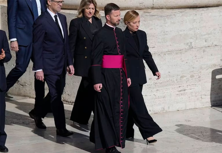 Giorgia Meloni en el último adiós al papa Francisco (Foto: AP).