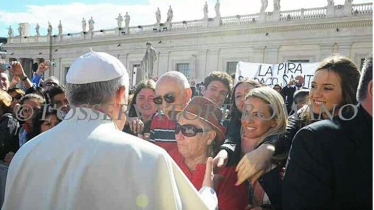 Giuliana y Alejandra Maglietti, con el papa Francisco. (Foto: @alemaglietti)