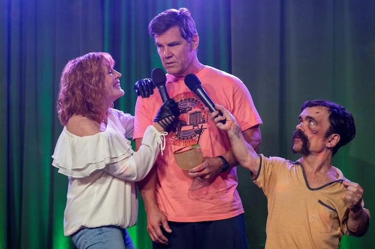 Glenn Close, Josh Brolin y Peter Dinklage en "Hermanos" de Prime Video. 