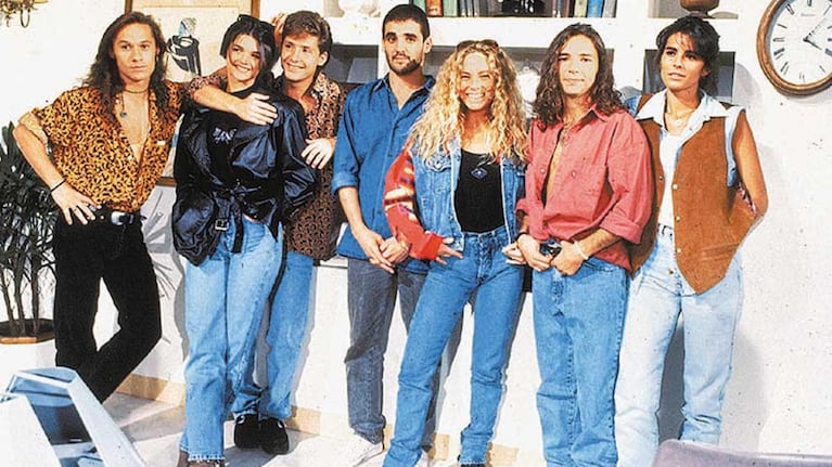 Gloria Carrá junto al elenco de "La banda del Golden Rocket"
