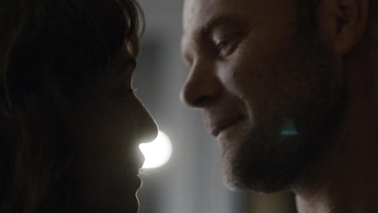 Gloria Carrá y Jorge Sesán en una escena de Marea Alta (Netflix).