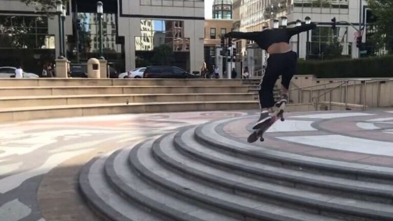 Golpe de suerte: un skater se cae durante un salto y termina haciendo un nuevo truco
