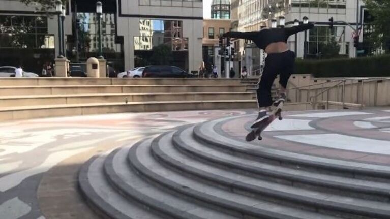 Golpe de suerte: un skater se cae durante un salto y termina haciendo un nuevo truco