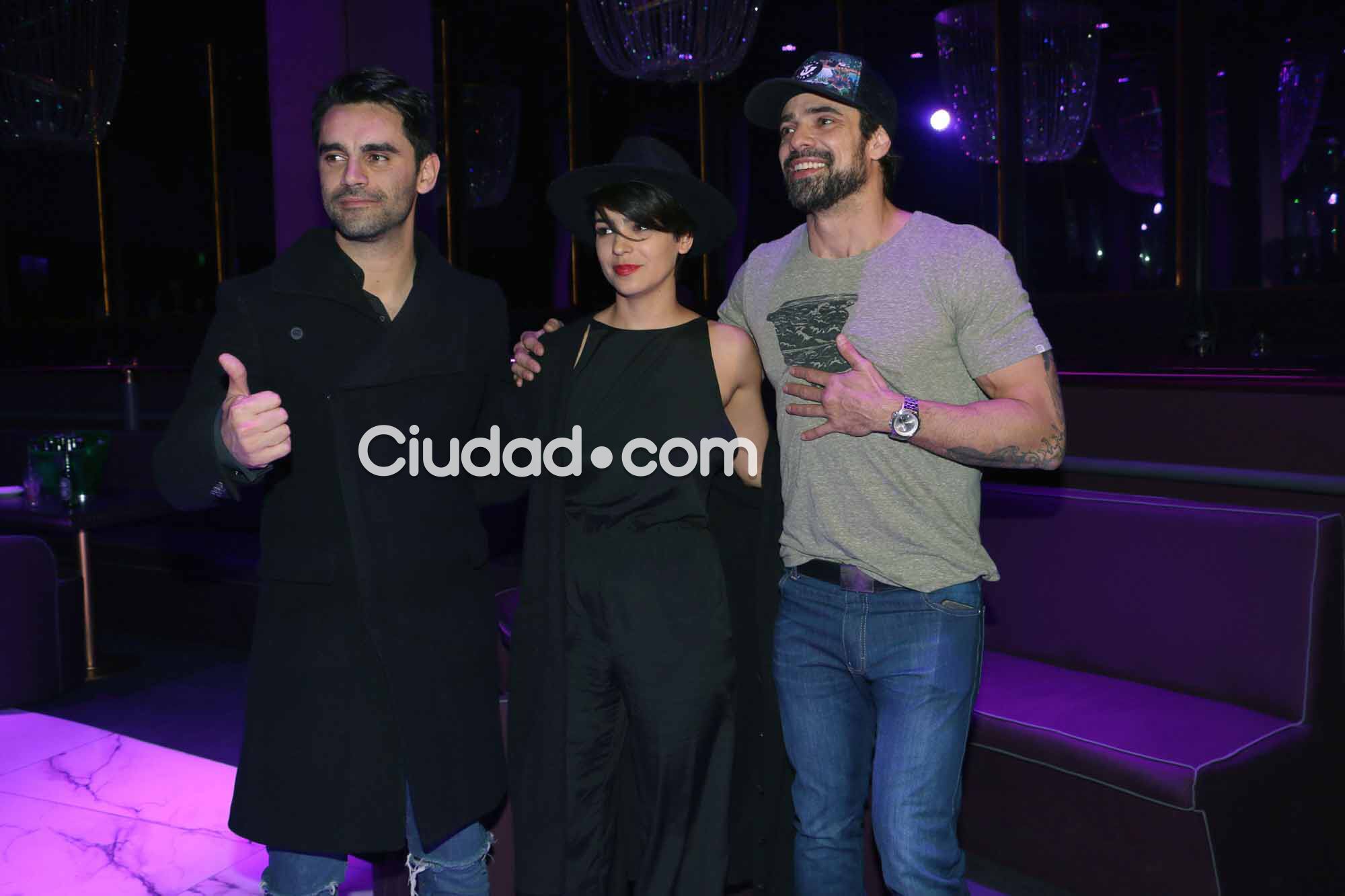 Gonzalo Heredia, Agustina Cherri y Luciano Castro, en el festejo de Los ricos no piden permiso (Foto: Movilpress)