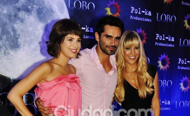 Gonzalo Heredia, con Luisana Lopilato y Vanesa González. (Foto: Jennifer Rubio)