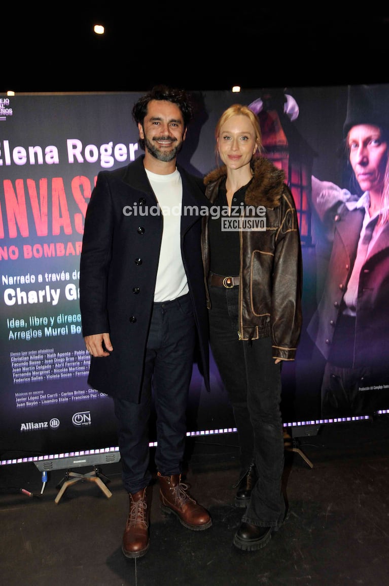 Gonzalo Heredia y Brenda Gandini en el estreno de Invasiones I, la obra protagonizada por Elena Roger (Foto: Movilpress).