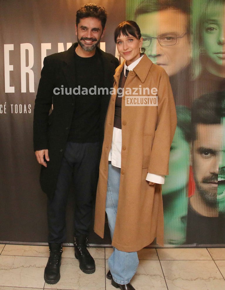Gonzalo Heredia y Brenda Gandini en el estreno de la obra Coherencia (Foto: Movilpress).