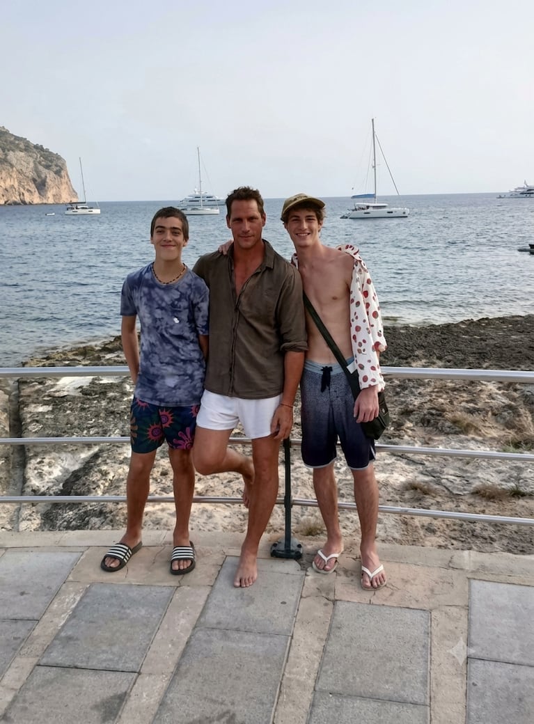 Gonzalo Valenzuela posó sonriente junto a Silvestre y Alí durante sus vacaciones en las playas de España. Fuente: Instagram @gonzalovalenzuelaoficial