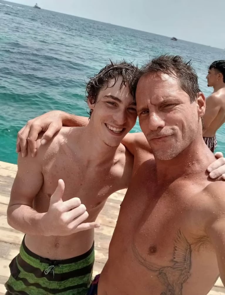Gonzalo Valenzuela posó sonriente junto a Silvestre y Alí durante sus vacaciones en las playas de España. Fuente: Instagram @gonzalovalenzuelaoficial