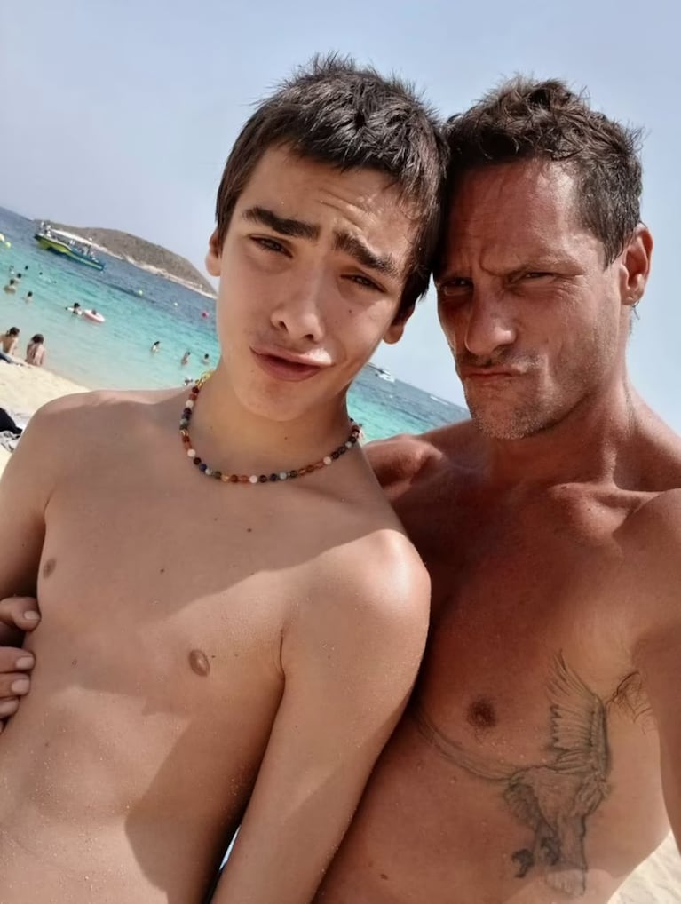 Gonzalo Valenzuela posó sonriente junto a Silvestre y Alí durante sus vacaciones en las playas de España. Fuente: Instagram @gonzalovalenzuelaoficial