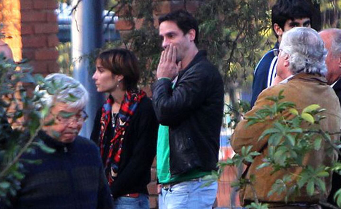 Gonzalo Valenzuela y Juanita Viale, apesadumbrados en el funeral (Foto: Glamorama). 