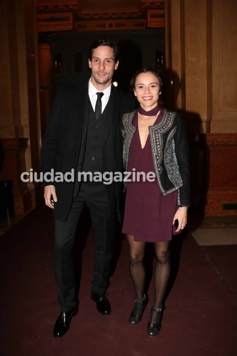 Gonzalo Valenzuela y su novia, María Gracia Omegna, enamorados en el teatro Colón