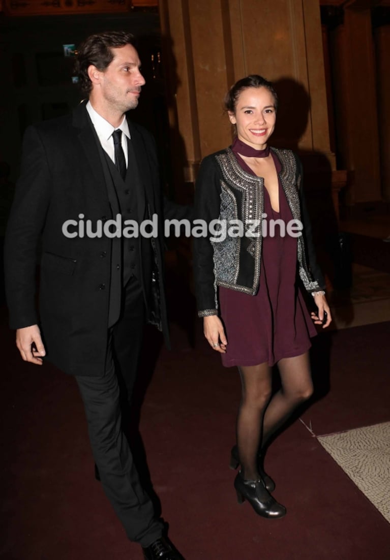 Gonzalo Valenzuela y su novia, María Gracia Omegna, enamorados en el teatro Colón