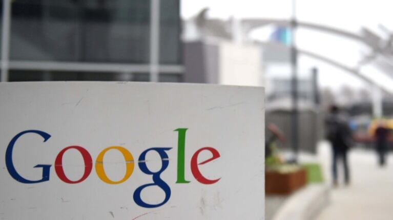 Google admite que su Asistente a veces graba audio sin comandos de voz. Foto: AFP.