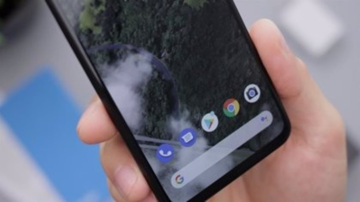 Google prepara un modo para usar el Smartphone con una sola mano en Android 12. Foto:EP. 