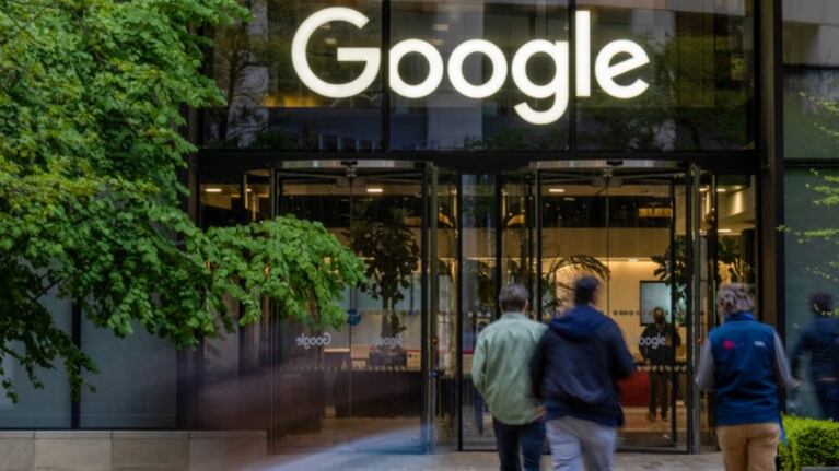 Google protege con contraseña la página que muestra el historial de búsquedas, webs y vídeos visitados. Foto: Bloomberg.