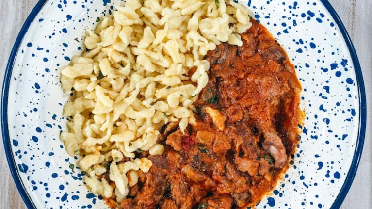 Goulash con spaetzle: la receta para preparar un clásico centroeuropeo. Foto: Cucinare.TV.