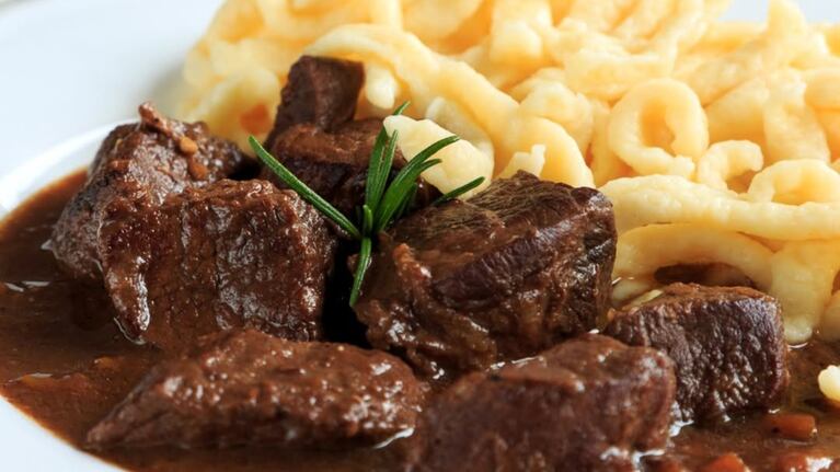 Goulash con spätzle, la forma más tradicional para hacer esta receta de origen húngaro. Foto: Cucinare.TV.
