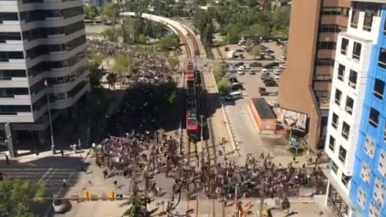 Graba en cámara rápida una manifestación de 'Black Lives Matter' en Canadá y se hace viral.