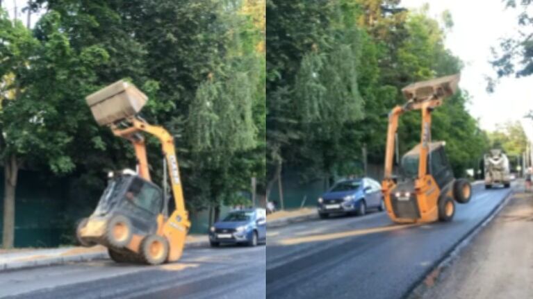 Graban a una máquina excavadora haciendo piruetas en mitad de la carretera