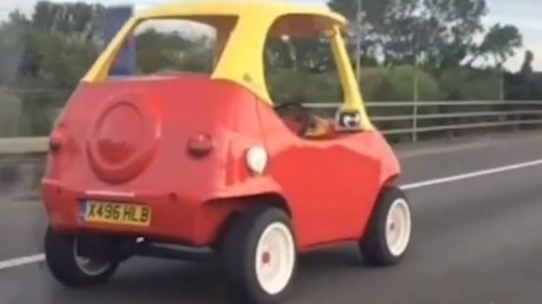 Graban a una persona conduciendo un "coche de juguete" por una autopista de Inglaterra