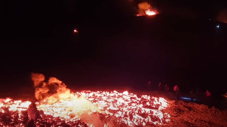 Graban a vista de drone imágenes de los hipnóticos ríos de lava del volcán de Islandia tras su erupción