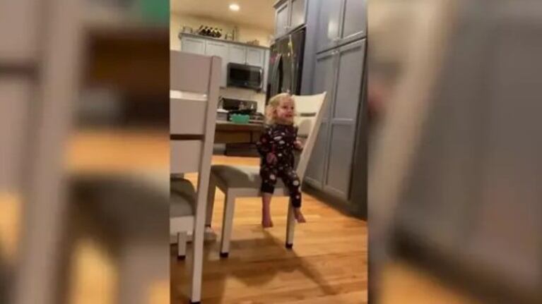 Graban la reacción de esta niña al ver El rey león por primera vez