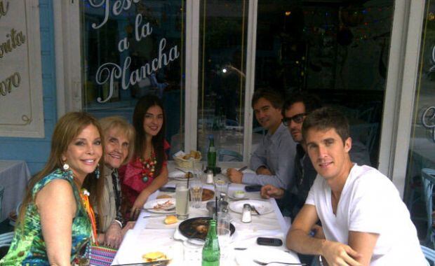 Graciela Alfano con su mamá y sus hijos: Nicolás, Francisco y Gonzalo. (Foto: @alfanograce)