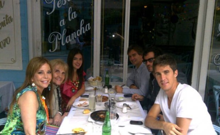 Graciela Alfano con su mamá y sus hijos: Nicolás, Francisco y Gonzalo. (Foto: @alfanograce)