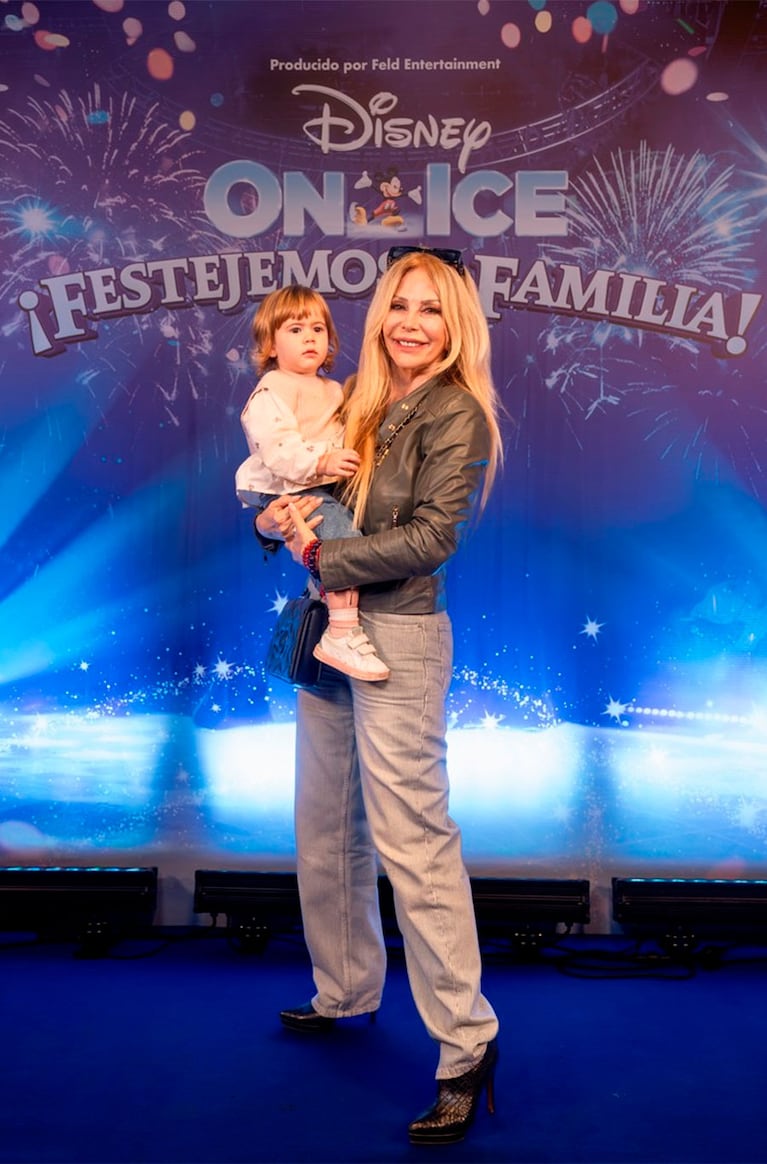 Graciela Alfano con su nieta con su nieta menores en el estreno de Disney On Ice (Foto: Prensa).