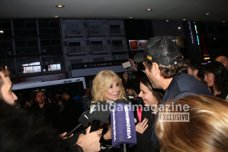 Graciela Alfano, Matías Alé y Martina Vignolo se encontraron en el Teatro Astral (Foto: Movilpress).