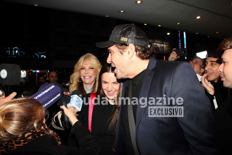 Graciela Alfano, Matías Alé y Martina Vignolo se encontraron en el Teatro Astral (Foto: Movilpress).