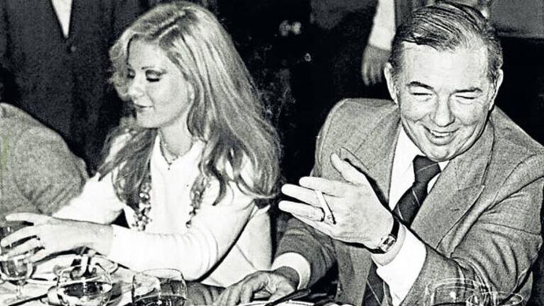 Graciela Alfano y el Almirante Carlos Lacoste, compartiendo una comida. (Foto: Perfil)