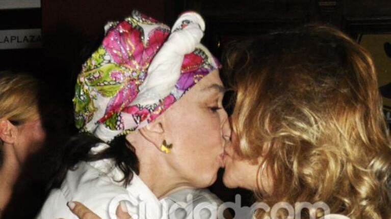 Graciela Borges y Soledad Silveyra sorprendieron al darse un pico de Todos Felices. (Foto: Jeniffer Rubio)