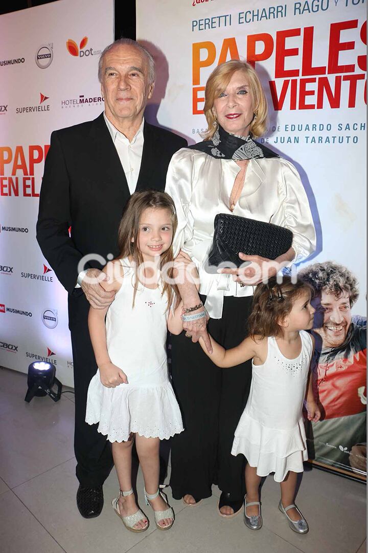 Graciela Dufau, Hugo Urquijo y sus nietas.  (Foto: Movilpress)